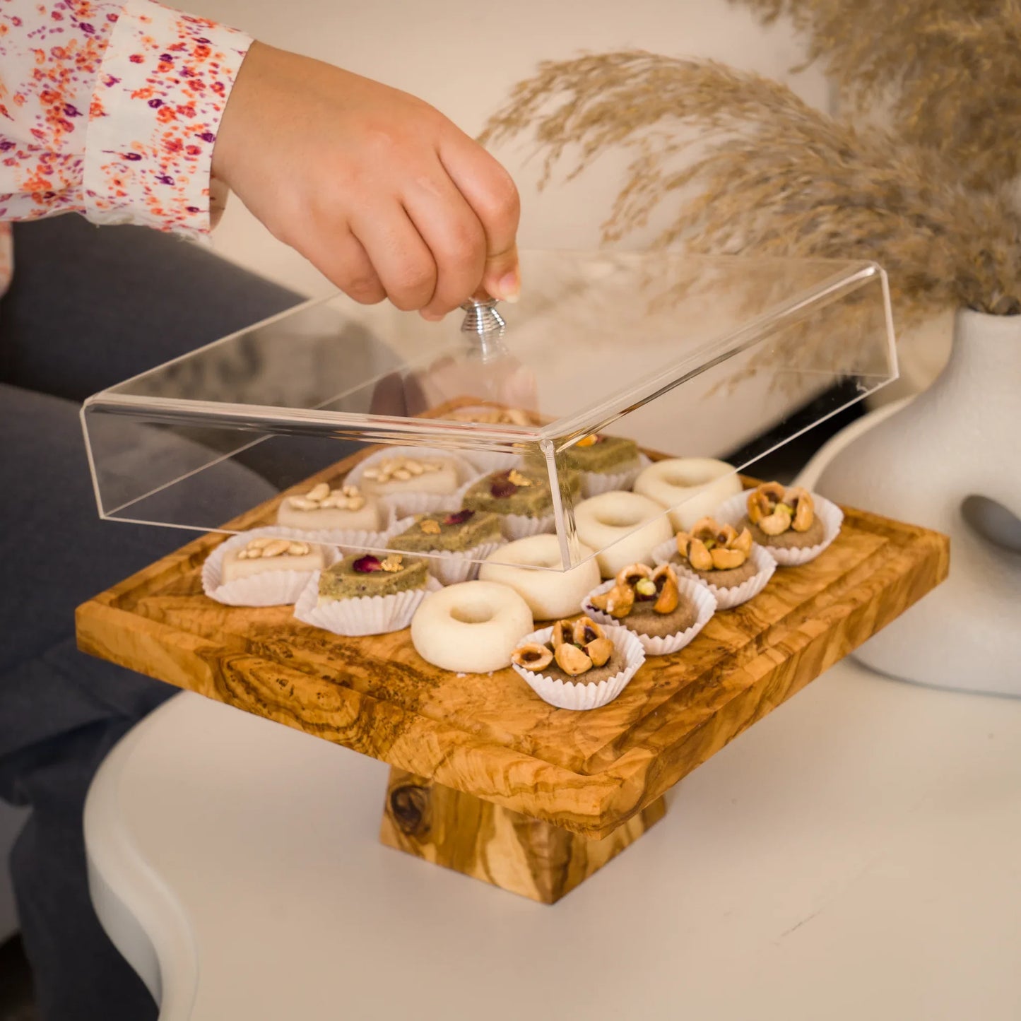 Présentoir Elva en Bois d’Olivier avec Couvercle Plexiglass