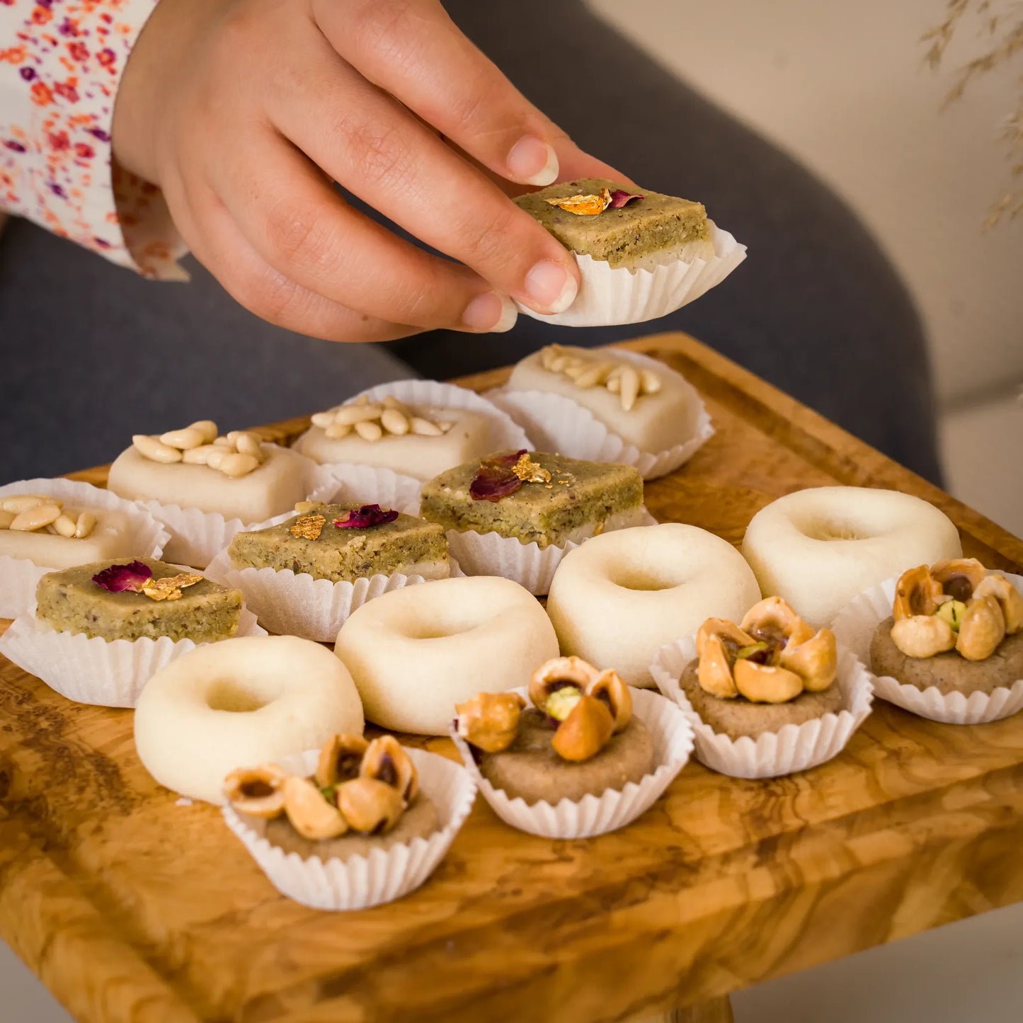 Présentoir Elva en Bois d’Olivier avec Couvercle Plexiglass