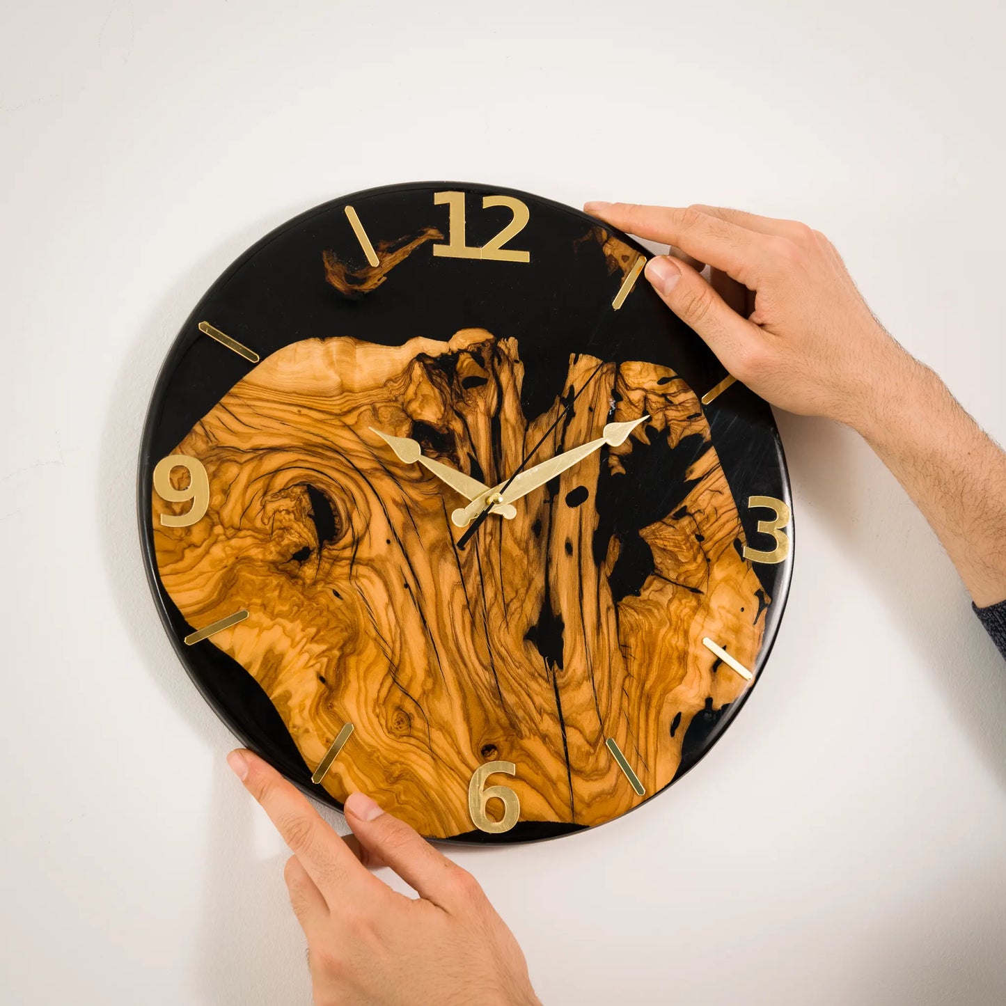Montre Murale en Bois d'Olivier et Résine