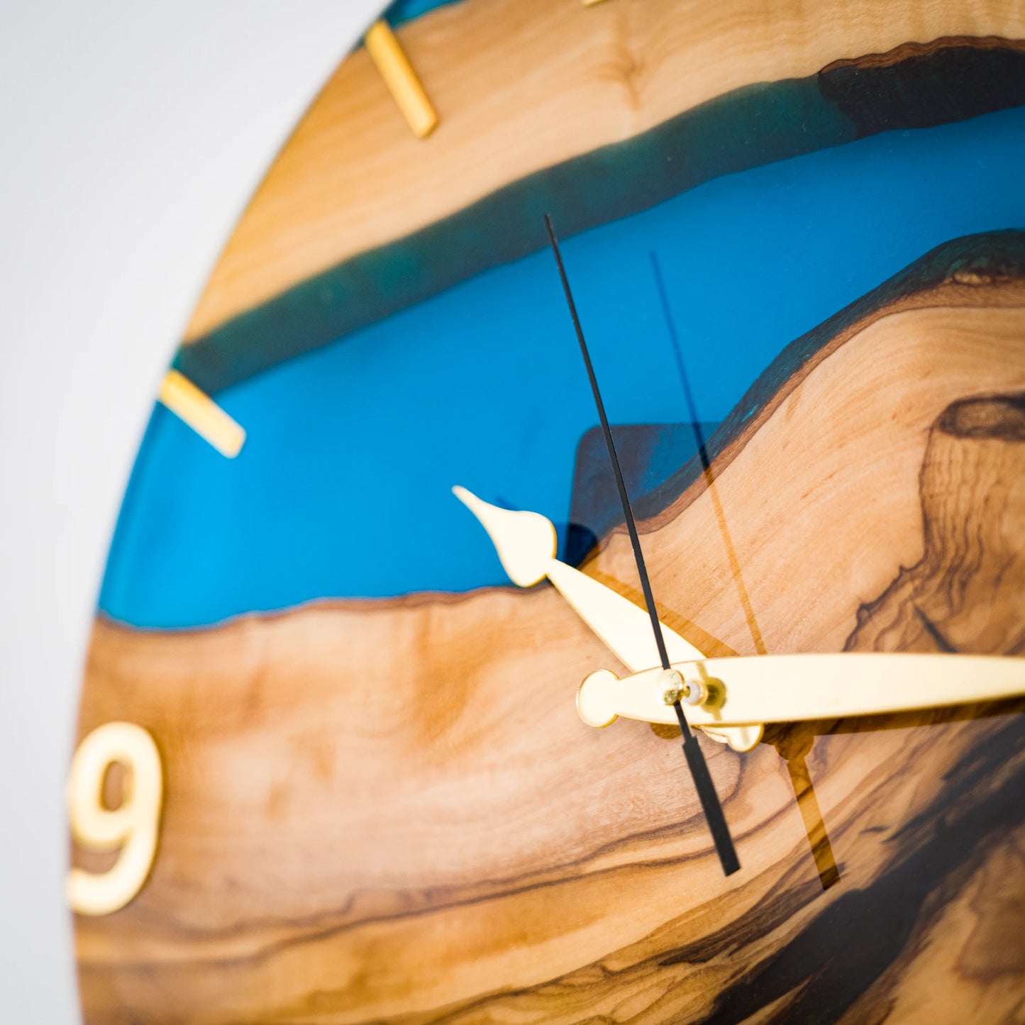 Montre Murale en Bois d'Olivier et Résine