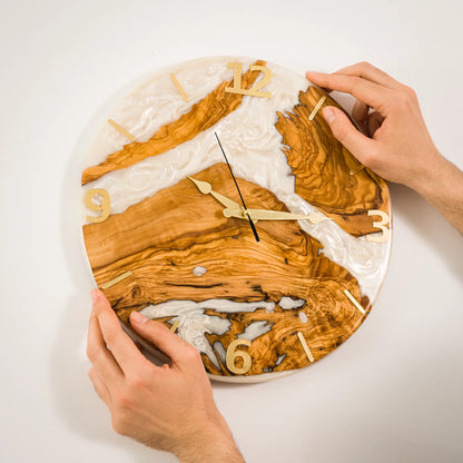 Montre Murale en Bois d'Olivier et Résine