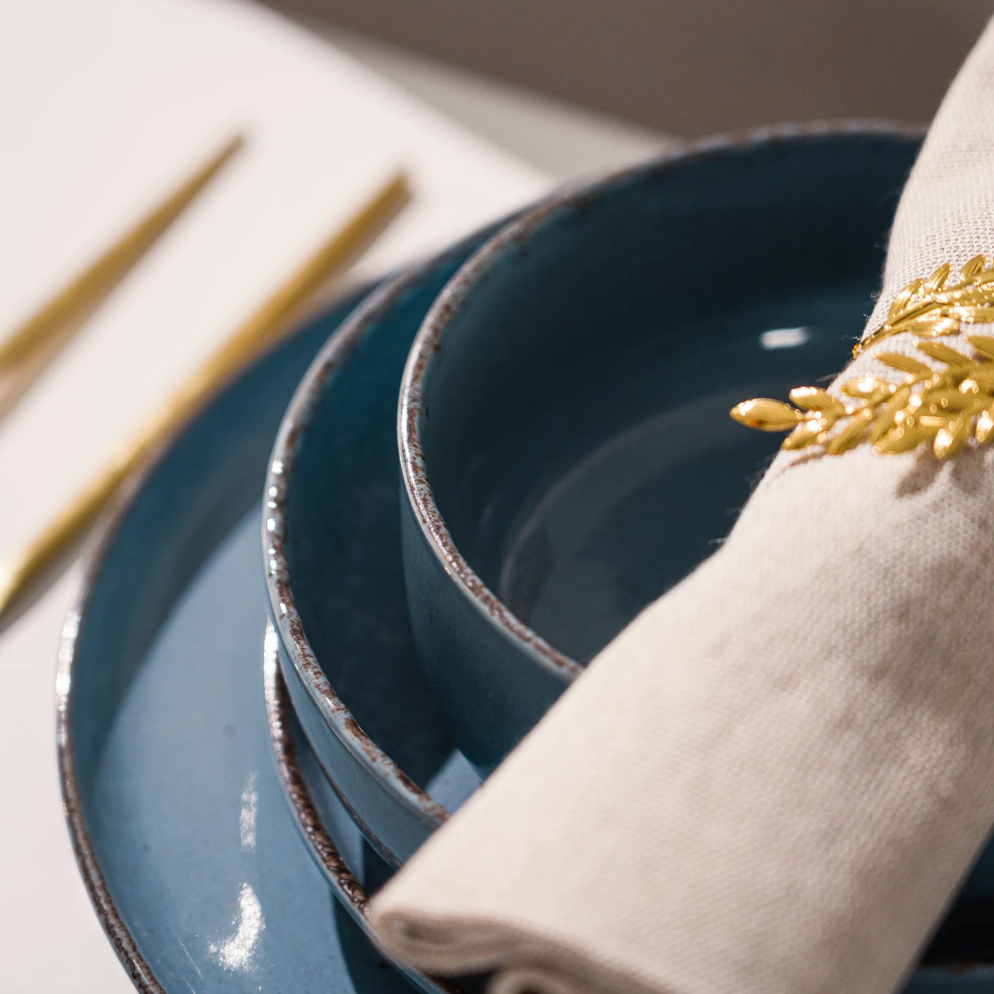 Le service à table AZUR  en grès artisanal